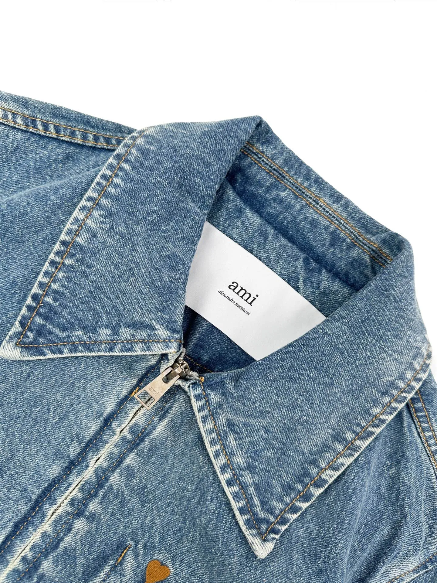 AP 265 Ami Paris embroidered denim jacket. Customized French mist washed denim. Stiff and stylish. Comfortable and soft. Made of distressed matte blue. The color is clear and elegant. Comes with soft light filter. Gold Brown love logo embroidery on the chest pocket looks like a gilt luxury seal. Low-key brand recognition. Vertical pockets on both sides hide practical ingenuity. Hem and cuffs are neatly trimmed with top-stitched edges. Retro workwear style is natural. The low-key decoration of the Cowhide Leather card on the back reveals French craftsmanship in the details. French relaxation and street elegance coexist and blend, creating a calm and graceful elegant family style. Process 1: Using imported machine embroidery technology. Using advanced computer control systems and precision mechanical components to achieve Ami love embroidery work with high precision and smooth and delicate lines. Process 2: Stone grinding, light fermentation, peeling, bleaching and softening. The mutual friction between pumice and clothing causes wear and fading effects on the surface of the denim. The combination of pulling and bleaching allows the clothing to produce a certain texture and stretching effect while bleaching. Process 3: Fried snowballs. Fried salt. Specially prepared corresponding solution. Add a certain amount of dye. Soak the denim material in it to absorb the solvent. Then scrub and dry to further fade and oxidize. Accessories: Customized 1:1 Ami zipper. Customized 1:1 Ami I-shaped buckle. Customized 1:1 Ami. Cowhide Leather playing cards customized 1:1 Ami trademark version: loose version Size: S M L XL Style number: BB 877